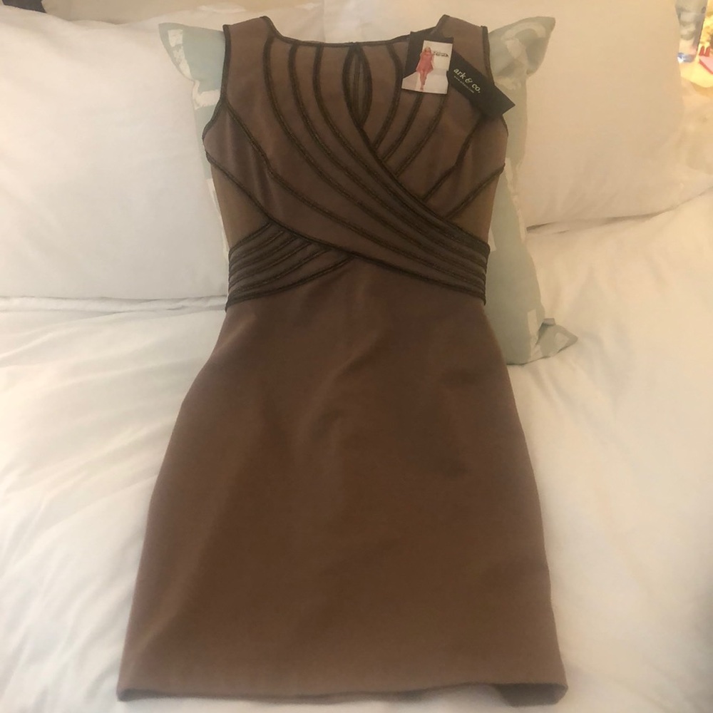 Ark & Co Dark Tan dress - NWT - Fitted with Mesh back detail - size Med - classy